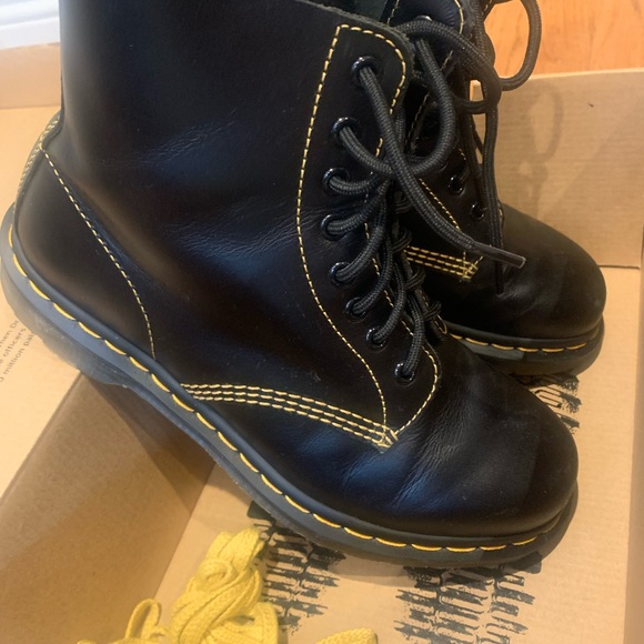 Dr. Martens 1460 Pascal Black Boots Mens Size 7 Womens size 8 - Picture 2 of 3